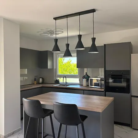 شقة Modern With Private Garden In *