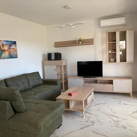 Modern With Private Garden In شقة بولا