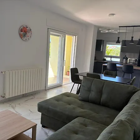 شقة Modern With Private Garden In