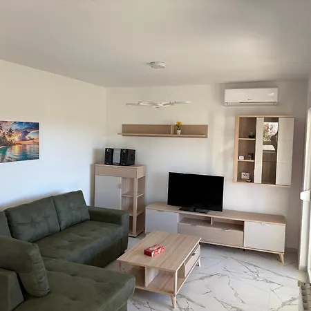 Modern With Private Garden In شقة