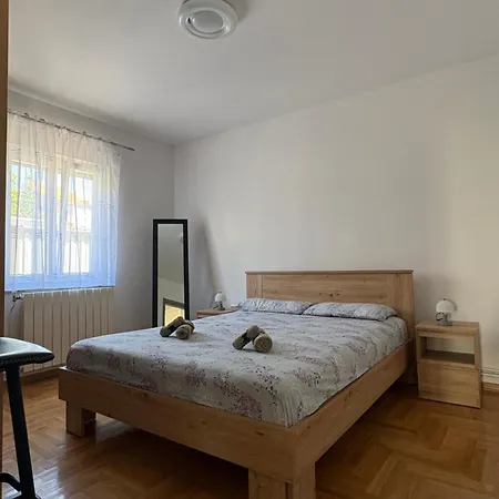 Modern With Private Garden In شقة بولا