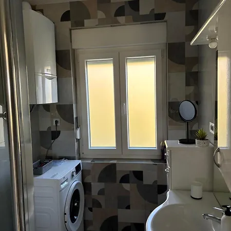 Modern With Private Garden In شقة