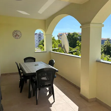 Modern With Private Garden In شقة