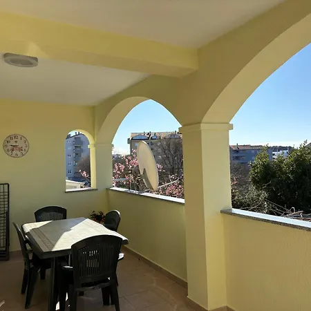 Modern With Private Garden In شقة بولا