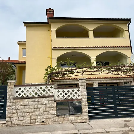 شقة Modern With Private Garden In بولا